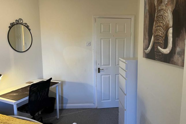 Shared accommodation to rent in Room 3, 15 Sycamore Road, Guildford