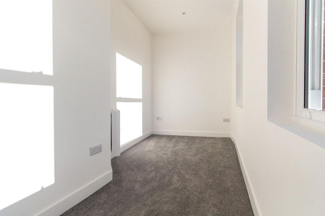 Flat to rent in Market Place, Haywards Heath