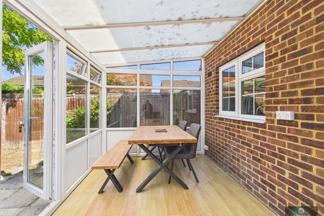 10, The Garrones, Pound Hill photo 4