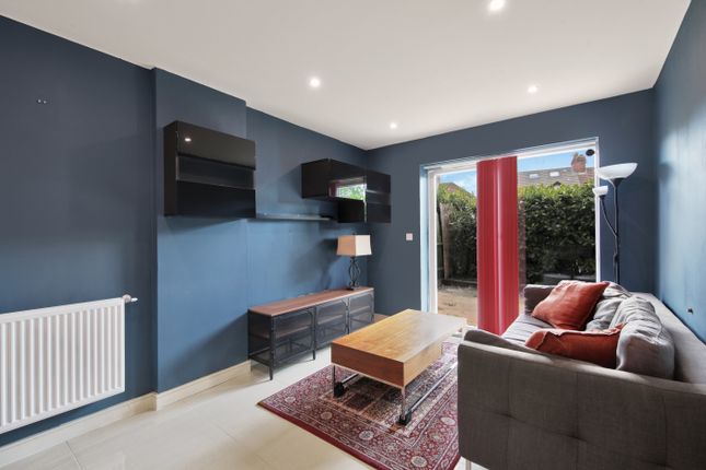 Flat 4, Tawny Court, Shearwater Drive, London photo 4