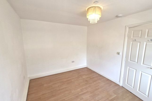 18, Uplands Close, London photo 3