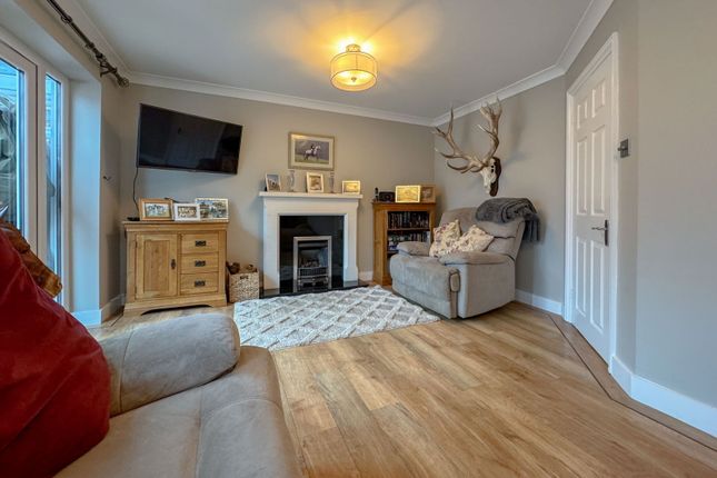 9, Burydown Mead, North Waltham photo 3