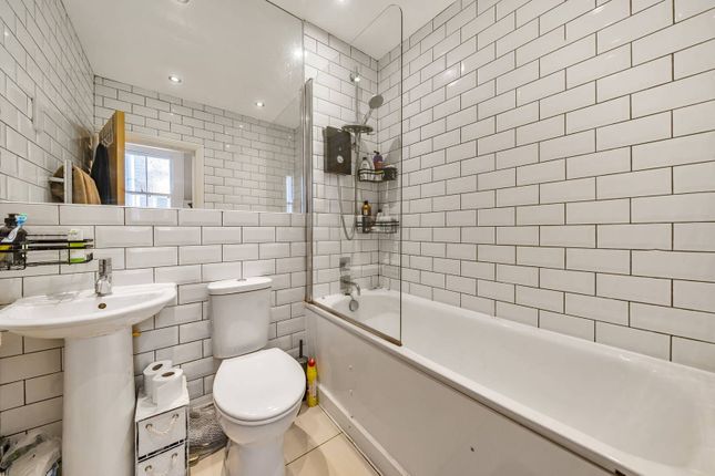 Flat for sale in Killyon Road, Clapham Old Town, London