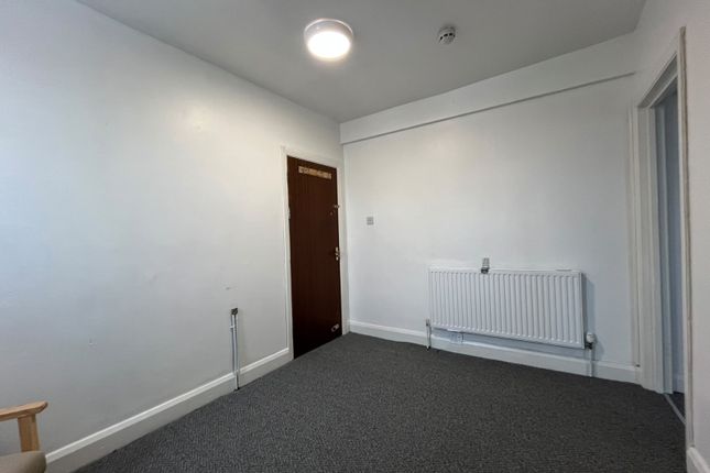 Flat 2nd Flr, 43a King Street, SOUTHALL photo 4