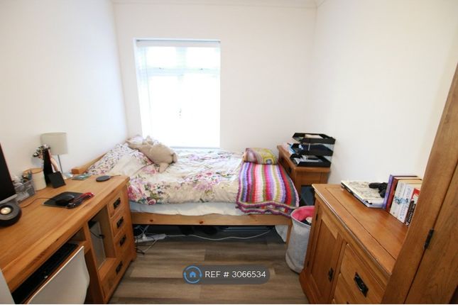 St Floor Apartment  Shinfield Road, Reading photo 4