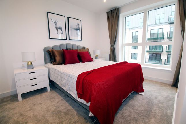 4 Greenleaf Walk, Southall photo 4
