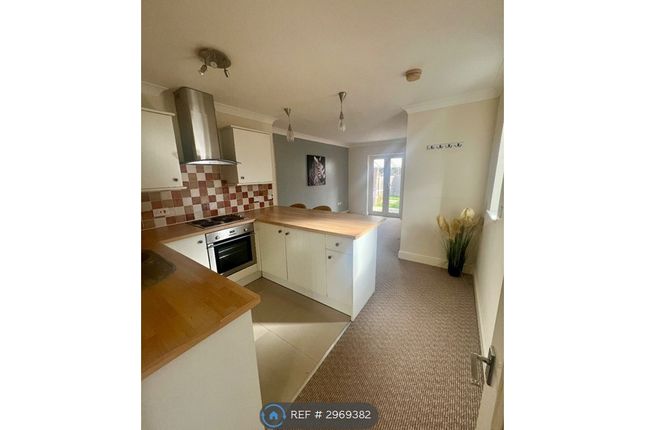 Flat, A Woodberry Way, Walton On The Naze photo 4