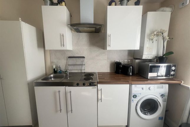 Flat 3, 50, Oaklands Road, London photo 5