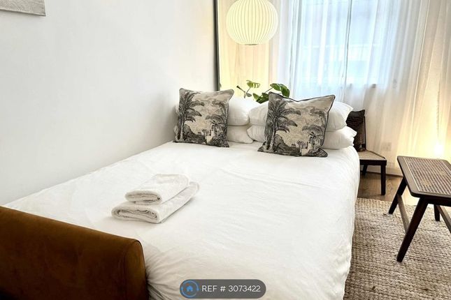 Flat, Whites Row, London photo 4