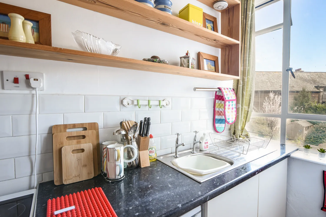 Flat 2 St Agnes House, Pound Street, Lyme Regis, Dorset photo 4