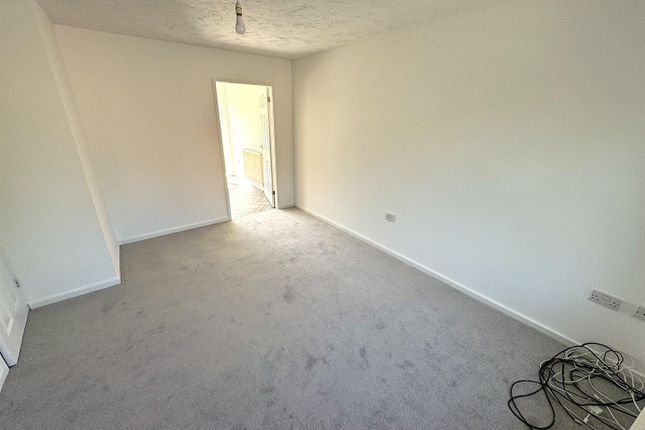 37, Lowry Close, Corby photo 4