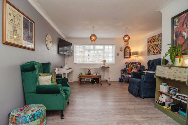 Flat FLAT 3, MELVILLE COURT, Victoria Road, Southend-on-sea photo 3