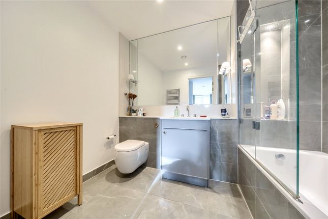 Flat for sale in Church Walk, London