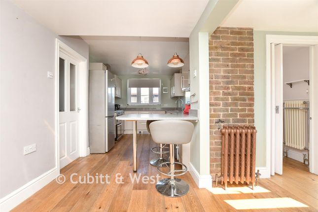 2, Radstock Way, Merstham photo 4