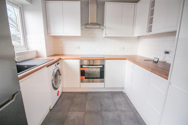 19, Dadswood, Harlow photo 2