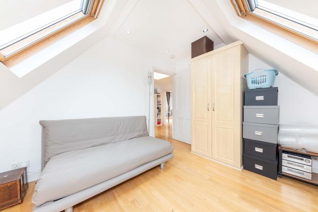 Flat to rent in Compayne Gardens, South Hampstead NW6,