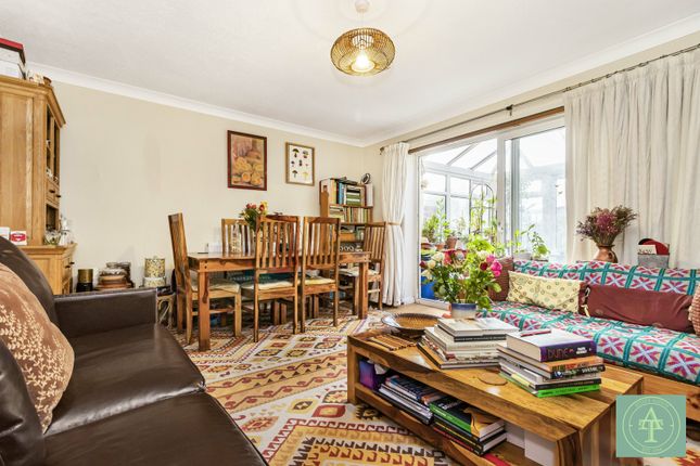 100 Linden Way, London photo 3