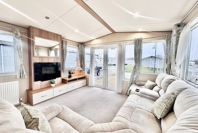 Abi Sunningdale, Vinnetrow Road West Sussex, Chichester photo 5