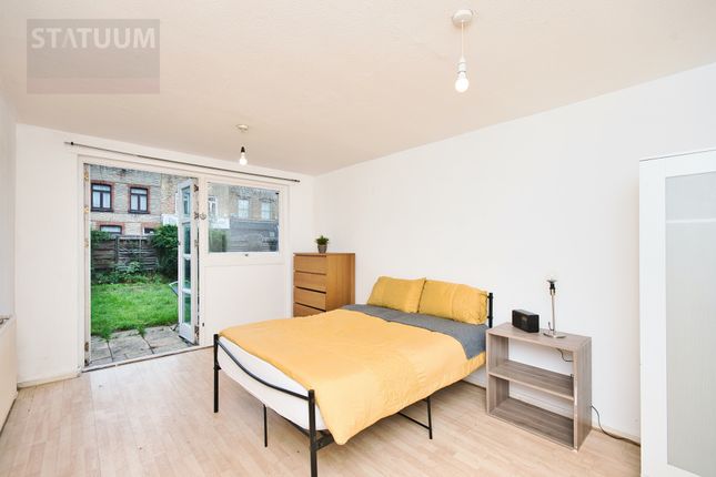 Thumbnail Maisonette to rent in Roman Road, Mile End, Bethnal Green, Victoria Park, London