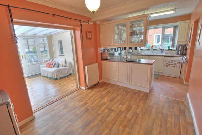 31, Manor Avenue South, Kidderminster photo 3