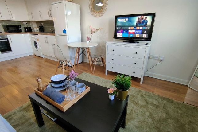 Flat 1, Madina House, Luton photo 2