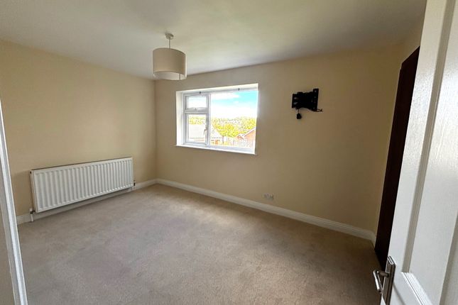 11, Douglas Gardens, BERKHAMSTED photo 2
