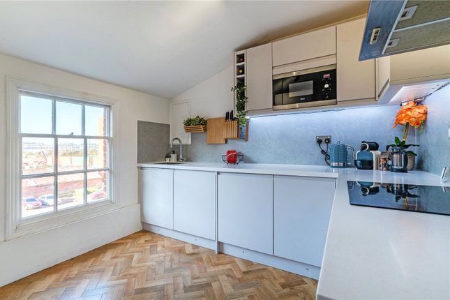 25, Regent Court, Berkshire photo 2