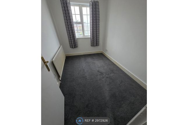 Flat, A Wangey Road, Romford photo 3