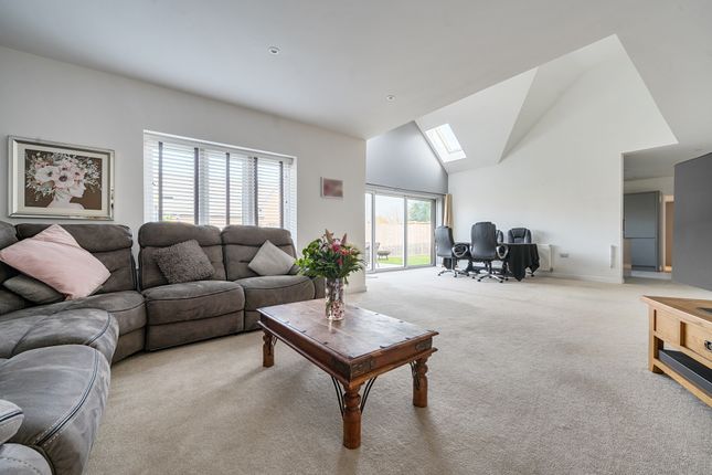 18B, Turnpike Road, Swindon photo 3