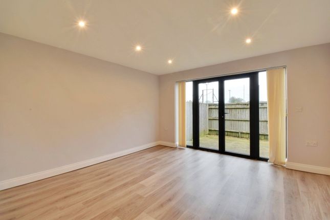 4, Court View 6-10,, Whippendell Road, Hertfordshire photo 2