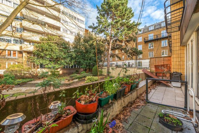 Town house for sale in Porchester Square Mews, London
