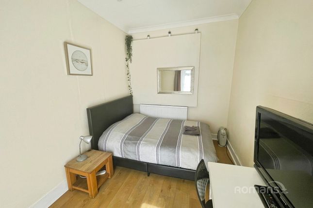 Room 2, 129, Caversham Road, Berkshire photo 3