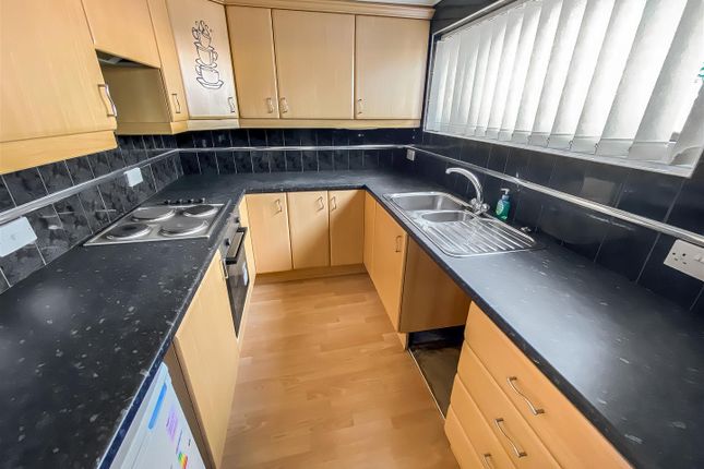 31, Oakfield, Newton Aycliffe photo 2