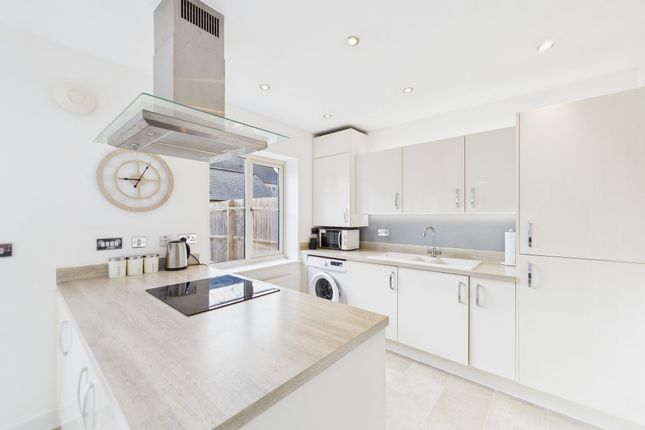 9 Heron Close, Cheltenham photo 4