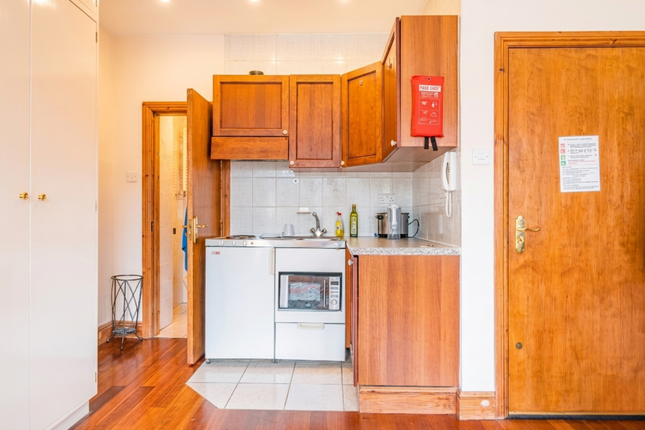 Flat 5, 22 Bina Gardens, London photo 4