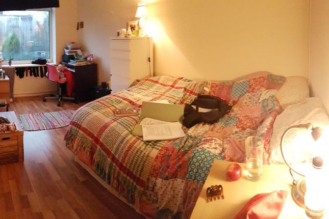 16 Lees Hall Crescent, Manchester photo 3