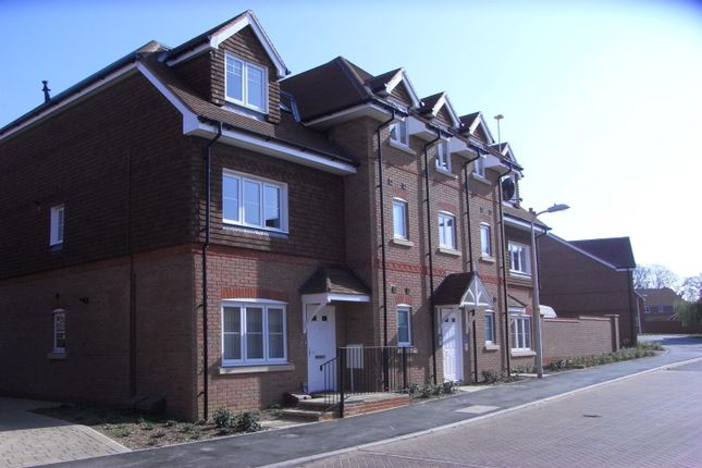 Thumbnail Maisonette to rent in Carina Drive, Wokingham