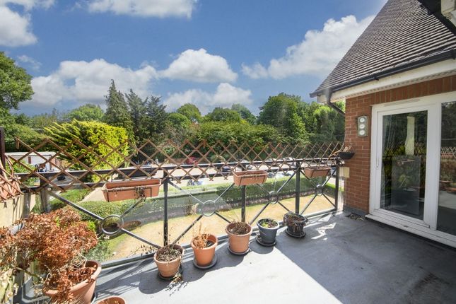 Flat 11 Henderson Court 88, Holden Road, London photo 3