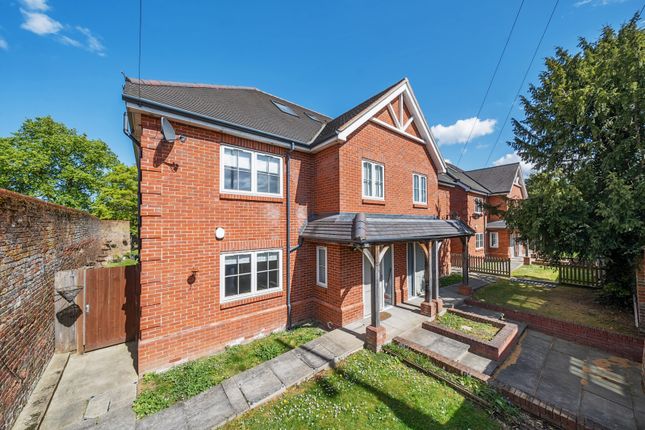 4-bed house on 6, Lambourne Place, Uxbridge, £850,000