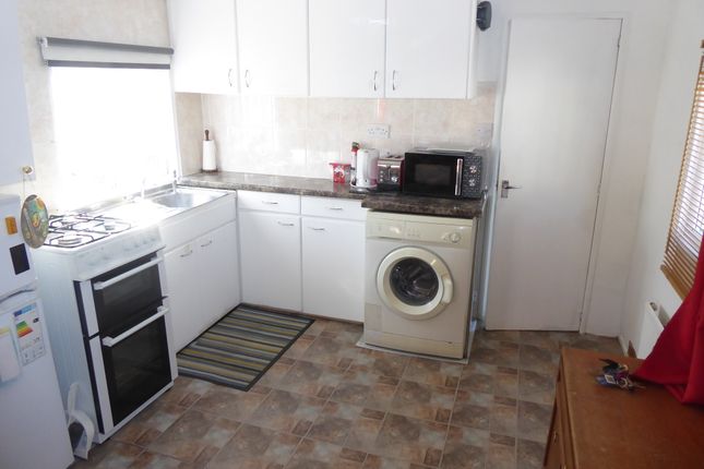 30, Meadow Park, Sherfield-on-Loddon, Basingstoke, Hampshire photo 2