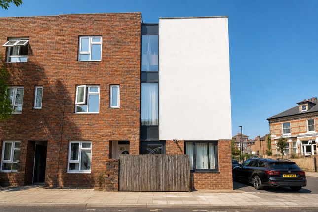Melyn Close, London photo 4