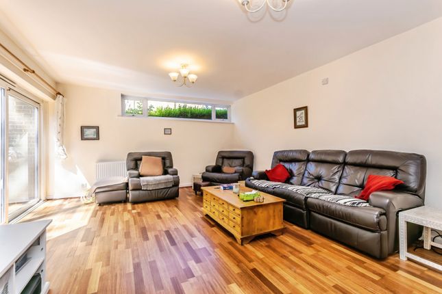 4, More Close, Purley photo 3
