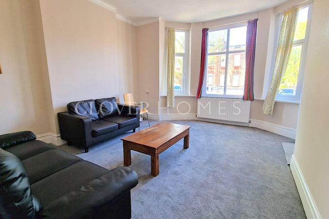 Flat to rent in High Road, London