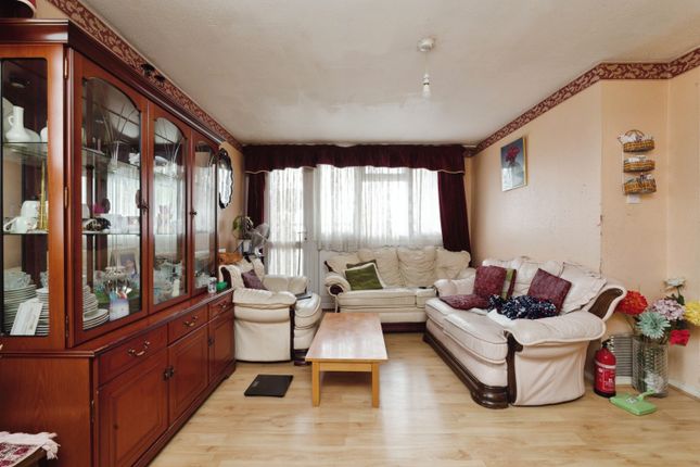 Flat 30, Twelve Acre House, Grantham Road, London photo 2