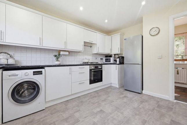 26, St. Nicholas Place, Loughton photo 4