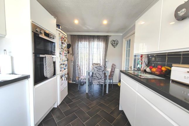 28, Devon Close, Sandhurst photo 3