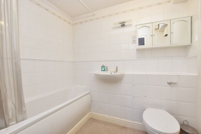 Flat for sale in Edith Cavell Way, Shooters Hill, London