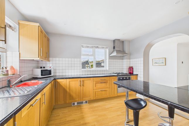 Cam02136G0-Pr0482-Still013