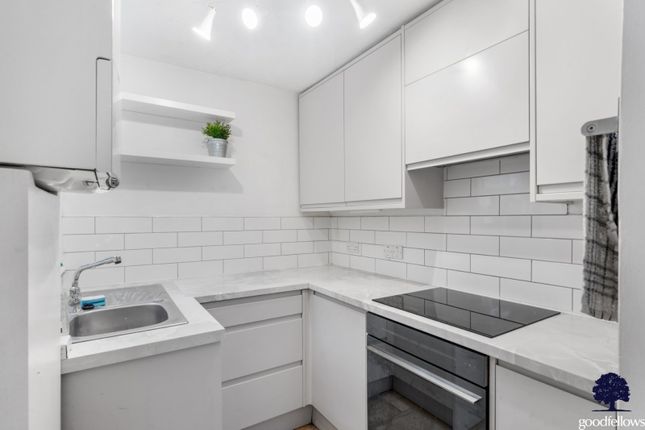 7, Crown Lane, Morden photo 2