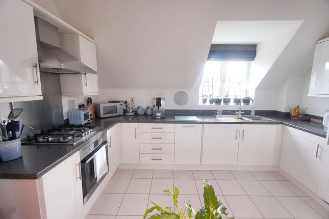 89 Widmer House Wellesbourne Crescent, High Wycombe photo 4